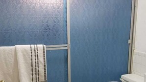 Shower, free toiletries, hair dryer, towels - Motel Colonial (Naco)