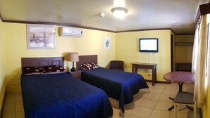 Iron/ironing board (on request), WiFi (free), bed sheets - Motel Colonial (Naco)