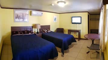 Tabla de planchar con plancha, wifi gratis y ropa de cama