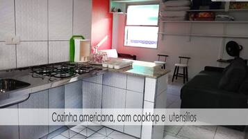 Réfrigérateur, micro-ondes, batterie de cuisine, vaisselle et ustensiles