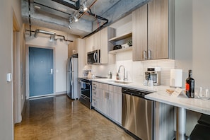 Fridge, microwave, oven, stovetop - MINNeSTAY* Sable 703 | North Loop | Target Center (Minneapolis)