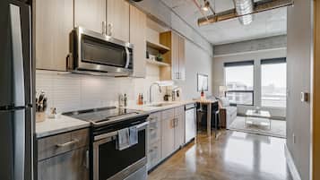 Een koelkast, een microgolfoven, een oven, een kookplaat