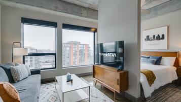 Een bureau, een strijkplank/strijkijzer, gratis wifi, beddengoed