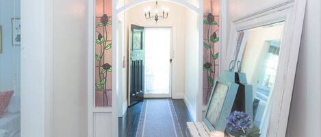 4 bedrooms, iron/ironing board, internet, bed sheets