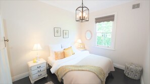 4 bedrooms, iron/ironing board, Internet, bed sheets - Casa Antica, 200m walk to Bowral Township, family friendly and strictly NO PETS! (Bowral)