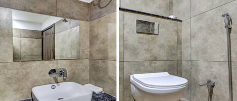 Baño con lavamanos, espejo y retrete blancos.