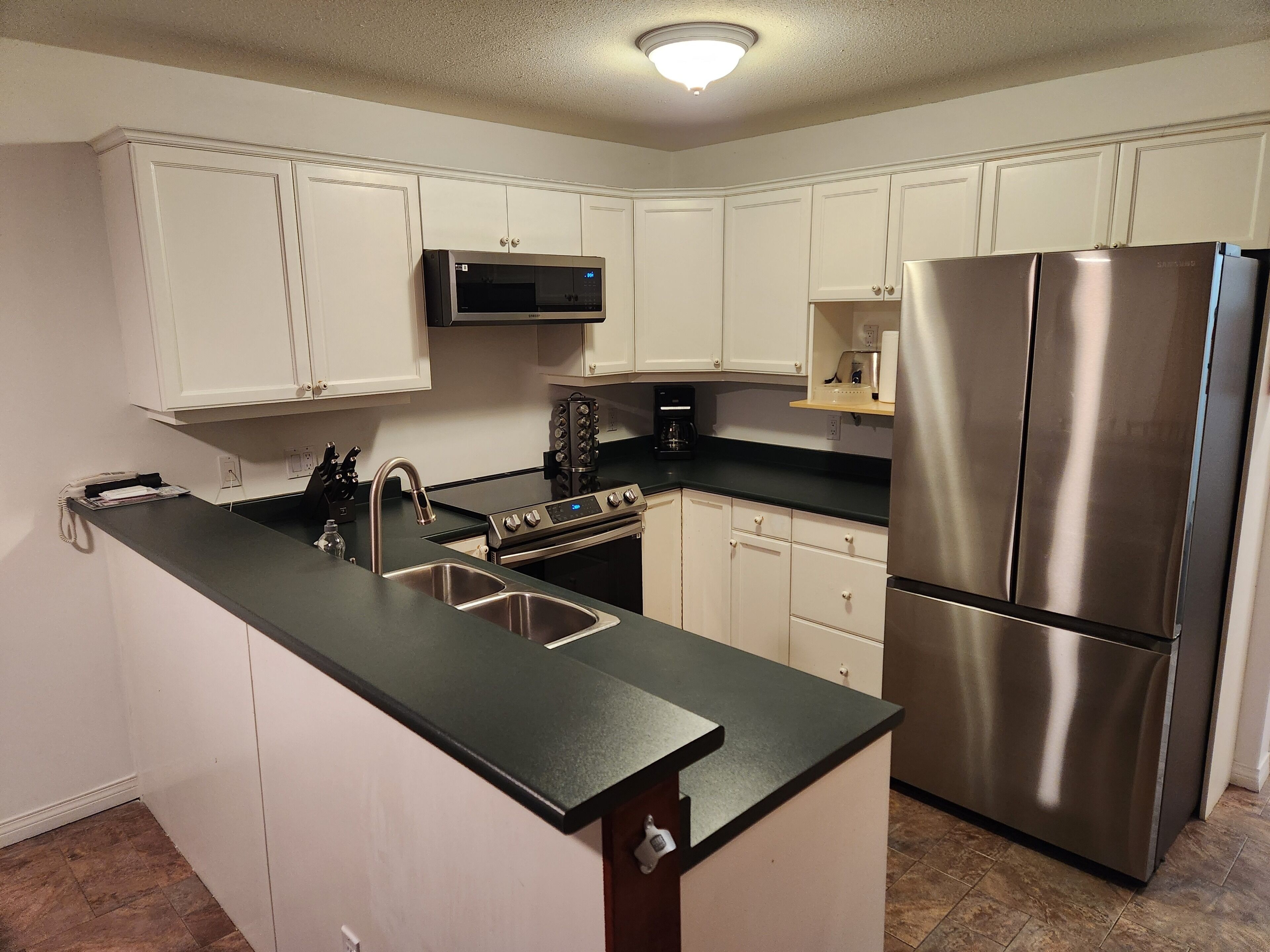 Réfrigérateur, micro-ondes, four, plaque de cuisson