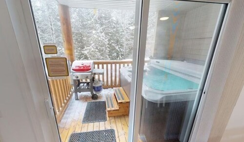 Ski-in condo with PRIVATE hot tub