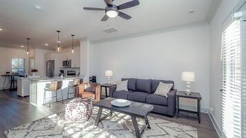 Una televisión, un reproductor de DVD