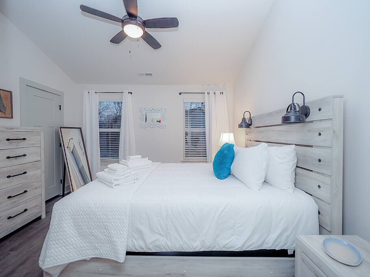 2 bedrooms, iron/ironing board, WiFi, bed sheets