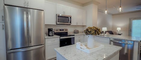 Refrigerador, microondas, horno, placa de cocina