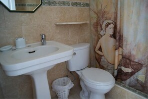 Shower, free toiletries, towels