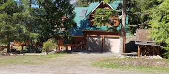 Parkhill Chalet Rental @ Sunshine Valley, BC