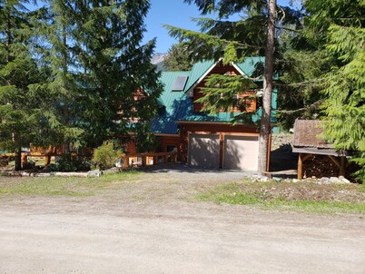 Parkhill Chalet Rental @ Sunshine Valley, BC