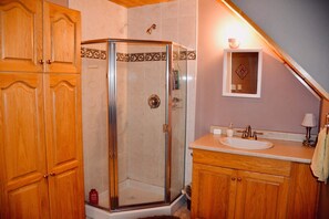 Dusche, Whirlpool, Haartrockner, Handtücher