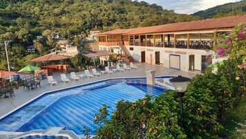 Una piscina al aire libre
