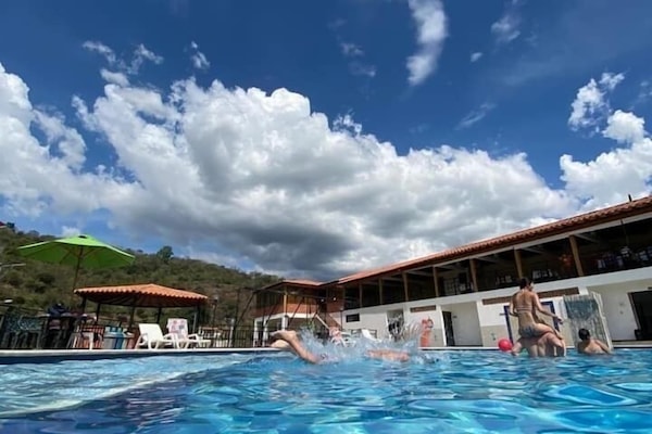 Una piscina al aire libre