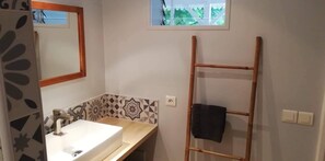 Suihku, hiustenkuivaaja, pyyhkeet, vessapaperi