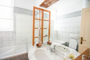 Apartment (A1) | Bathroom | Bathtub