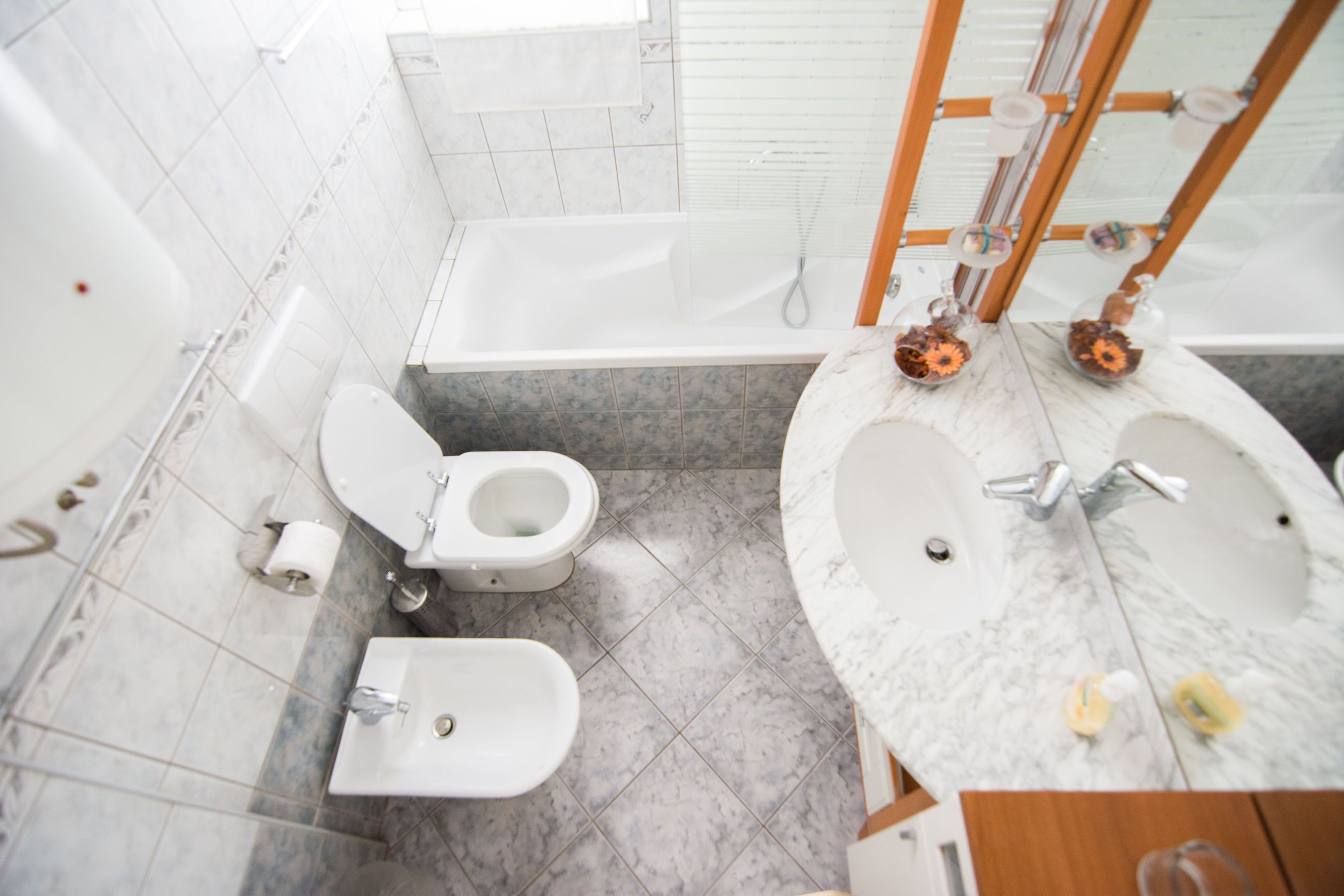 Ein Badezimmer mit Toilette, Bidet, Badewanne und zwei Waschbecken.