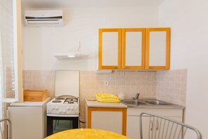 Cocina privada | Refrigerador, utensilios de cocina y congelador 