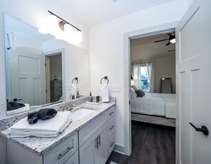 Een bad, een haardroger, handdoeken