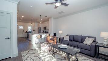 Una televisión, un reproductor de DVD