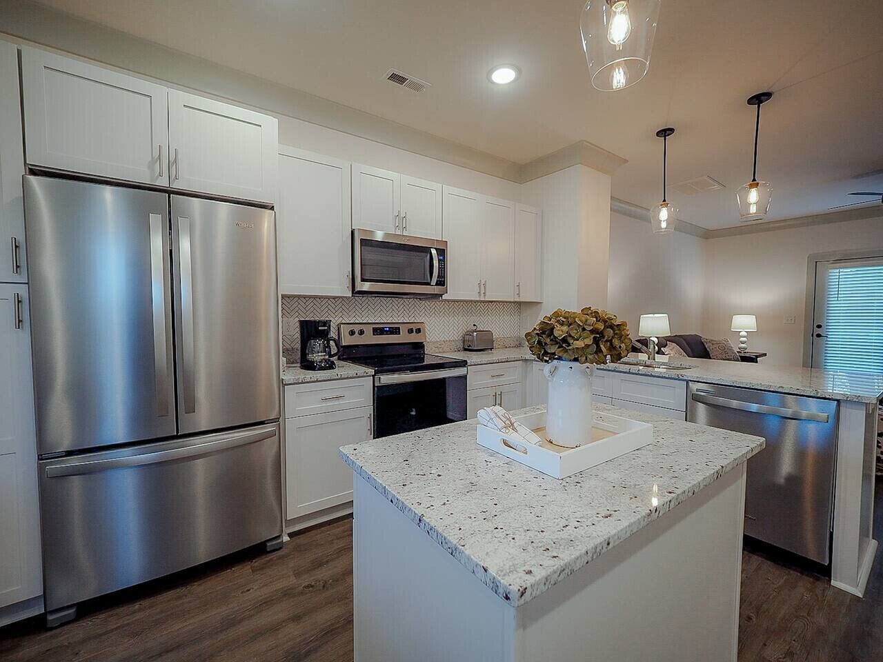 Frigorífico, microondas, horno y placa de cocina