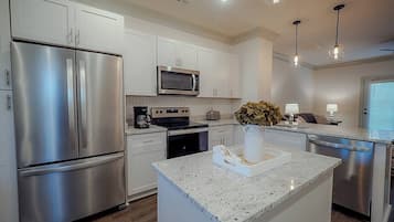 Frigorífico, microondas, horno y placa de cocina