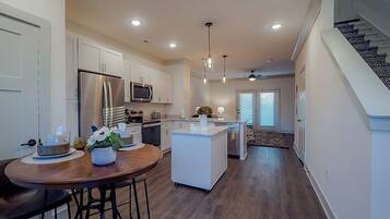 Frigorífico, microondas, horno y placa de cocina