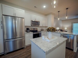 Kylskåp, mikrovågsugn, ugn och spishäll