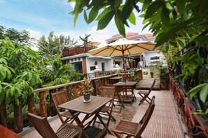Outdoor dining - Deluxe Double Room - free pick up (Siem reap)