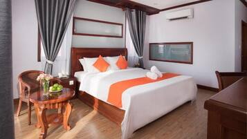 1 bedroom, desk, WiFi