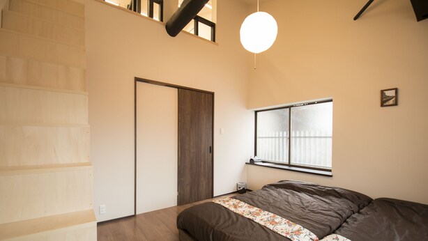 A bedroom with a bed, wooden flooring, a window, and a door. - Benifuji-ann (Kyoto)