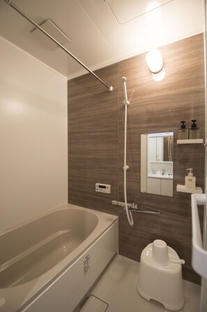 Ferienhaus (Private Vacation Home, Benifuji-ann) | Badezimmer | Duschwanne, Hausschuhe, Handtücher