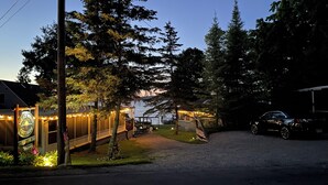 Una struttura con un cartello che indica 'West Wind Cottages'.
