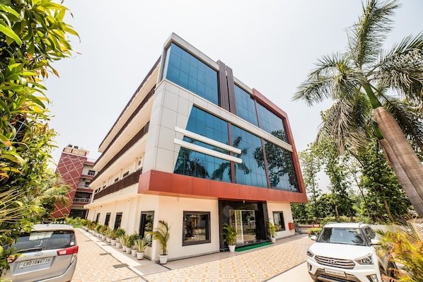 Exterior - Capital O 42259 Hotel Vinayak Grand (Akbarpur)