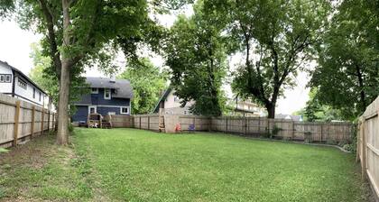 She's back! Indy's BlueBarn near Midtown! Entire house/Pets Allowed!
