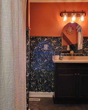 Combined shower/bathtub, hair dryer, towels, soap
