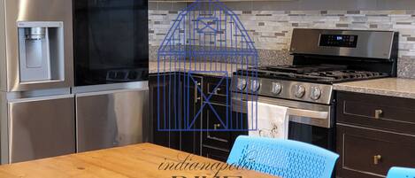 冷蔵庫、電子レンジ、オーブン、コンロ