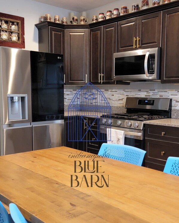 Fridge, microwave, oven, stovetop - She's back! Indy's BlueBarn near Midtown! Entire house/Pets Allowed! (Indianapolis)