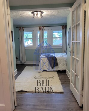 3 bedrooms, iron/ironing board, WiFi, bed sheets - She's back! Indy's BlueBarn near Midtown! Entire house/Pets Allowed! (Indianapolis)