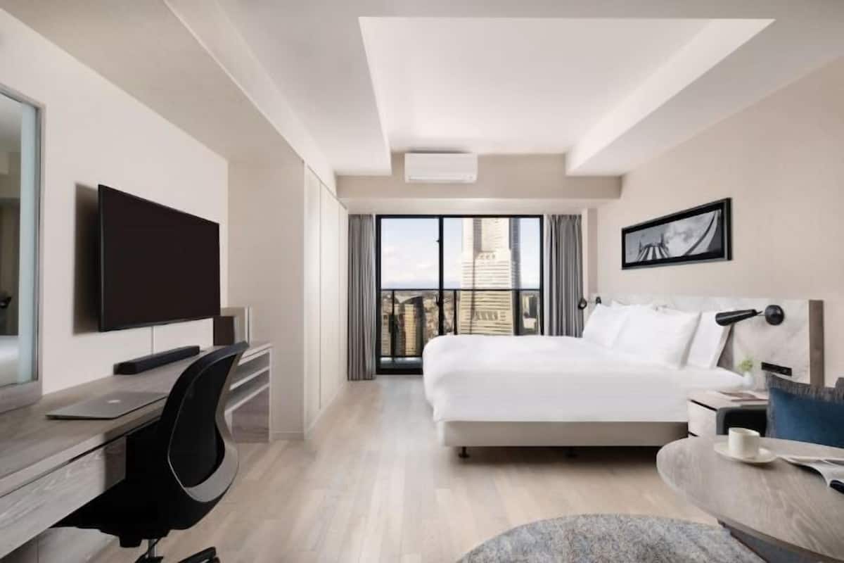 Premium bedding, down comforters, in-room safe, individually decorated
