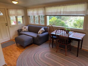 Una televisión, una chimenea, un reproductor de DVD, libros