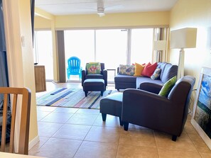 Smart TV, livros, aparelho de som, monitores de computador