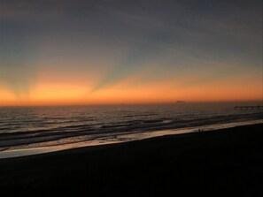 Na praia, espreguiçadeiras, toalhas de praia