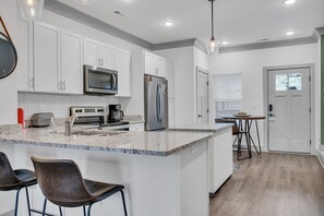 Fridge, microwave, oven, stovetop - Townhouse Near Downtown|Soccer Stadium| Melrose #E (Nashville)