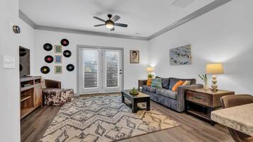 Una televisión, una oficina