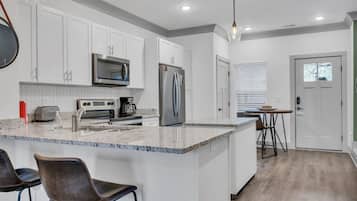 Frigorífico, microondas, horno y placa de cocina