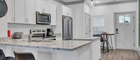 Refrigerador, microondas, horno y parrilla de estufa